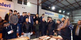 Tütüncü, gün doğarken balıkçı barınağında