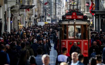 Türkiye genç nüfus avantajını kaybediyor; doğurganlık hızı ‘yenilenme düzeyi’nin altına düştü