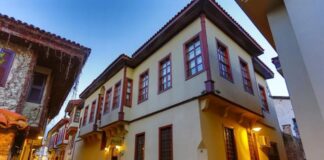 KALEİÇİ’NDE YANGINA DAYANIKLI KAPI KRİZİ: TARİHİ İŞLETMELER ZORDA