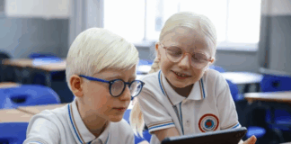 Az gören çocuklar engelleri aşıyor