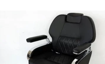 Berber Koltuğunda Türkçe Dersi: Adanalı Murat Çakmak’tan Kübalı Müşterisine Dil Eğitimi