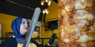 Ailesi ‘erkek işi’ dedi, o vazgeçmedi! 15 yaşında komi olarak başladı, 20’sinde döner ustası oldu